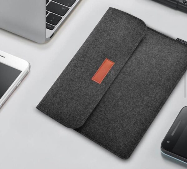 whatsapp-image-2024-11-08-at-12-56-48-1-standard.jpg FUNDA DE FIELTRO PARA PORTATIL
